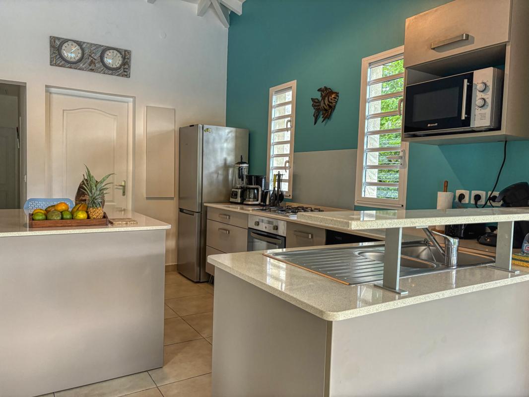 18.Location villa piscine Saint François Guadeloupe_Cuisine et Salon